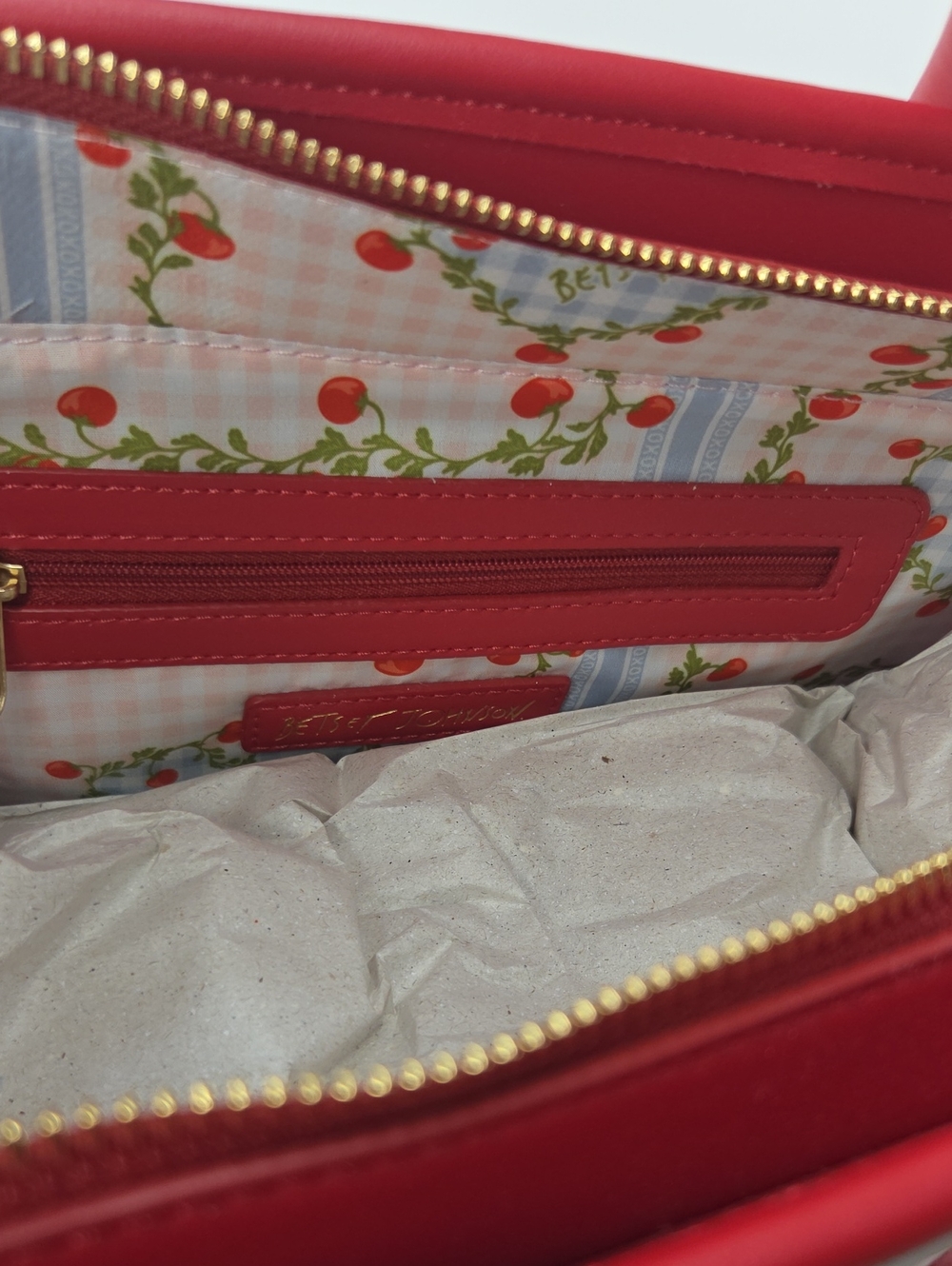❤️▪️Betsey Johnson ▪️Xolala Red Quilted Canvas Tote with Red Trim - Picture 7 of 10